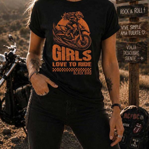 woman-urban-streetwear-girls-love-to-ride-negro.jpg