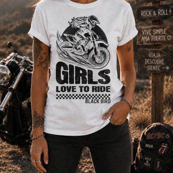 woman-urban-streetwear-girls-love-to-ride-blanco.jpg